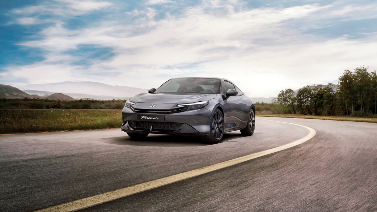 Zema, sportiska kupejas poza